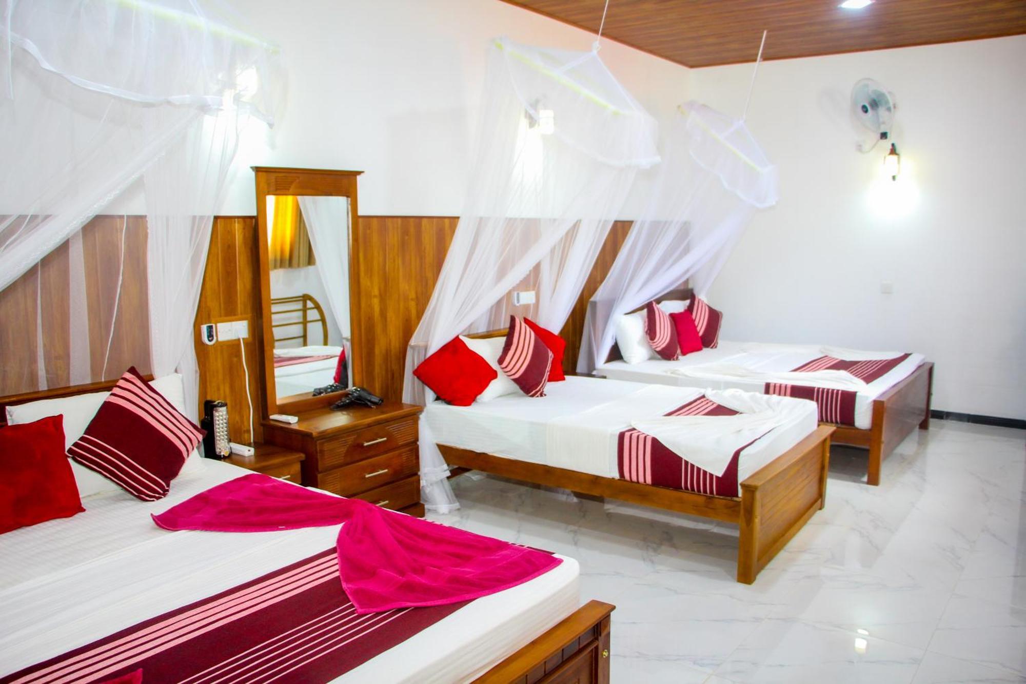 Sigiriya Peacock Homestay ภายนอก รูปภาพ